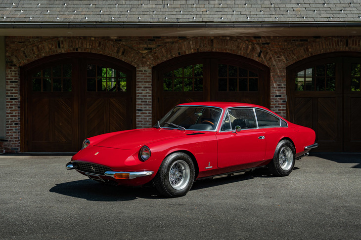 1967年のパリモーターショーでデビューを飾った4シーターの「フェラーリ365GT 2＋2」。「ディーノ206GT」のデザインを手がけたことでも知られる、ピニンファリーナのチーフデザイナーだったアルド・ブロヴァローネがそのフォルムを描き出した。米自動車専門誌『ロード＆トラック』が、豪華客船「クイーンメリー」になぞらえて呼んだことから、このニックネームが定着したとされる。