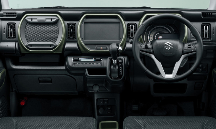 「ハスラー タフワイルド」のインストゥルメントパネル。「マットカーキ」のインパネカラーガーニッシュとサテンメッキ調のエアコンルーバーアクセントで、標準仕様車と差異化されている。