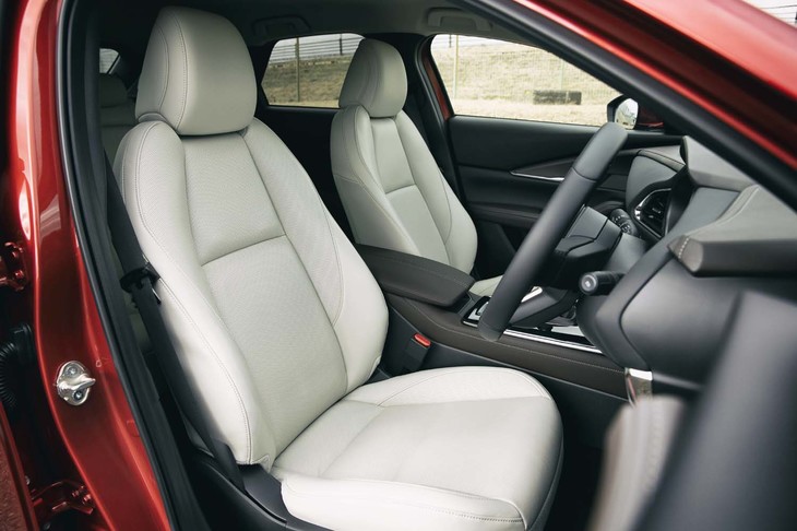 パーフォレーションレザーで仕立てられた「CX-30 X Lパッケージ」の前席。シートヒーターも備わる。