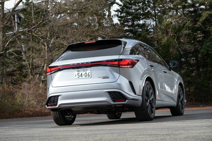 新世代レクサスに共通する真一文字のリアコンビランプを採用。曲線を描いたクオーターピラーのウィンドウエリアは先代譲りの特徴的な部分だ。