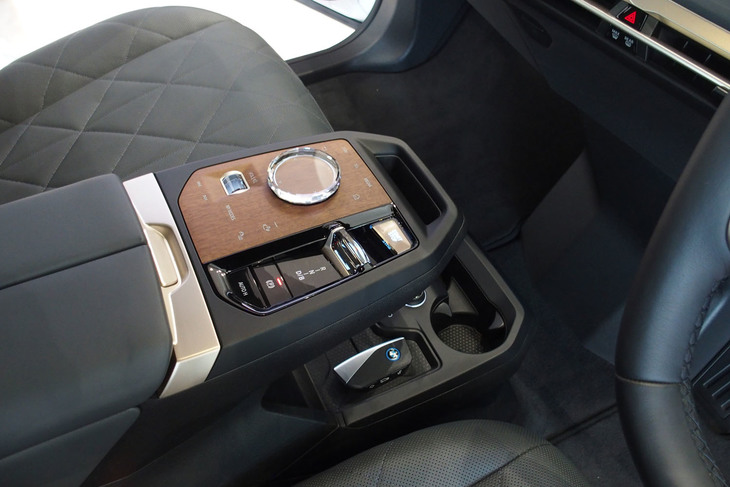 BMW iX（センターコンソール）