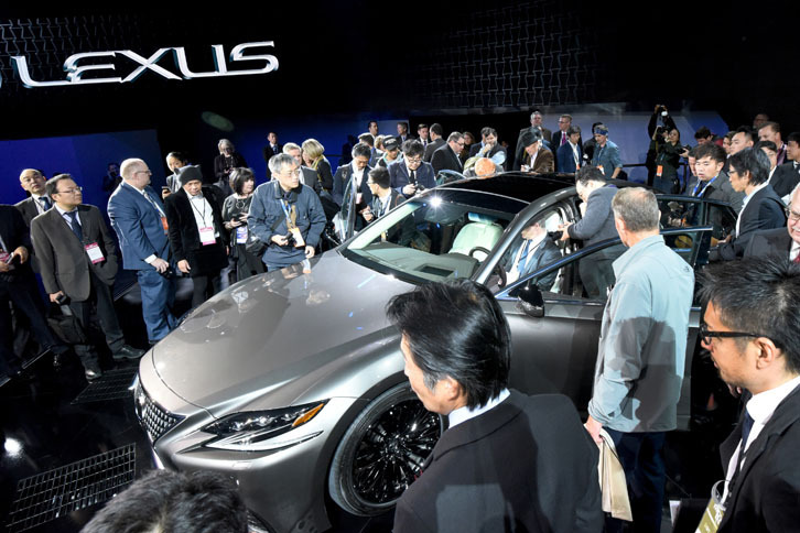デトロイトモーターショーで注目を浴びる新型「LS」。