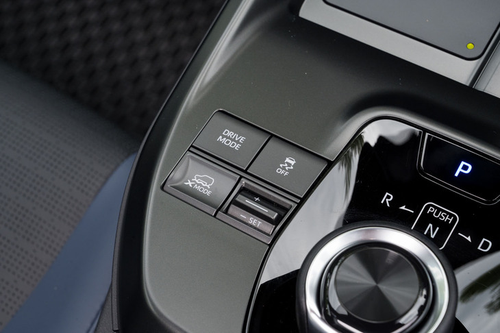 今回の改良では「Sペダルドライブ」のスイッチを廃止。ステアリングパドルの操作で、最大0.15Gの回生ブレーキを利かせられるようになった。