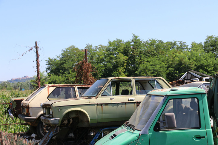 「フィアット128」の後期型（手前）と初代「フォルクスワーゲン・ゴルフ」。