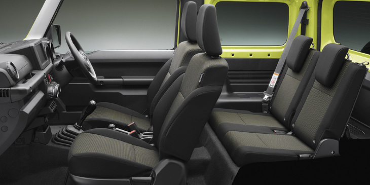 室内スペースはヘッドルーム、ショルダールームともに先代より拡大。フロントシートにはシートヒーターが内蔵され、リアシートはヘッドレスト付きの左右分割可倒式となっている。荷室容量は352リッター。
