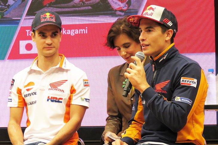 現在ライダーランキングで首位に立っており、2018年のシリーズタイトルを狙っているマルク・マルケス選手（右）と、今シーズンでの引退を表明したダニ・ペドロサ選手。