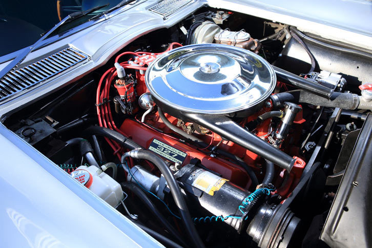 試乗車に搭載された5.4リッターV8 OHVエンジン。C2「コルベット」にはチューニングの異なる数種類の5.4リッターに加え、6.5リッターや7リッターのエンジンも用意されていた。