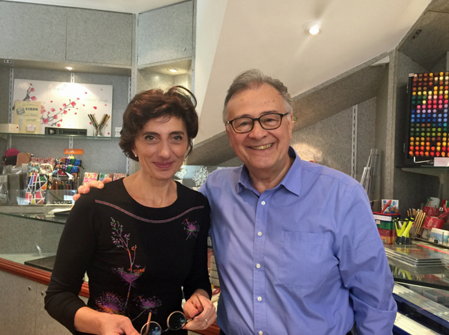 筆記具店「スティロノレ」を33年にわたって切り盛りしてきた、パトリック＆カトリーヌ夫妻。閉店前日の2016年10月3日撮影。