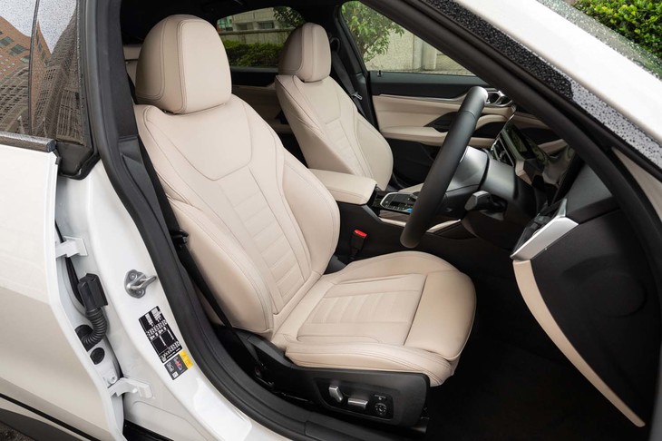 試乗車のインテリアはオイスター×ブラックのヴァーネスカレザー仕立て。BMWらしい張りの強いシート表皮だ。