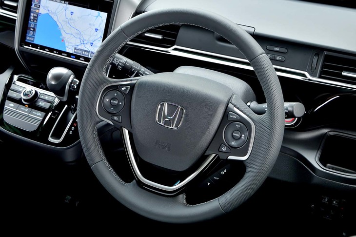 ディンプルレザーとスムースレザーを組み合わせたステアリングホイールは「モデューロX」専用。