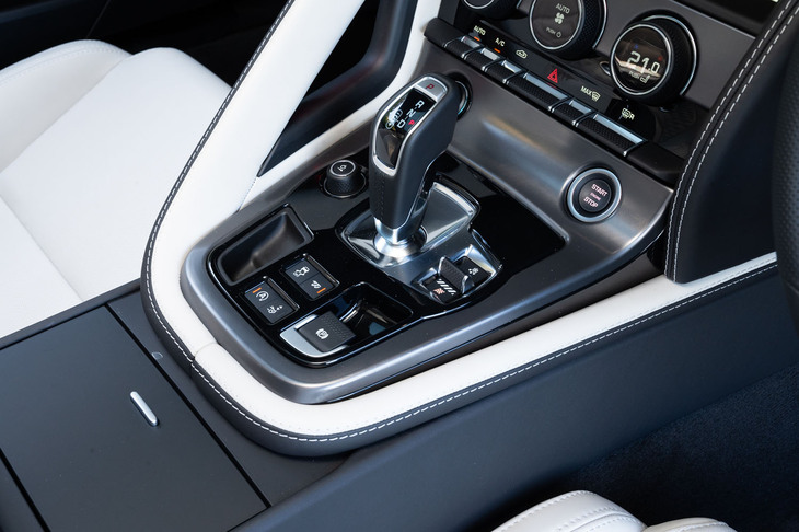 8段のトルコン式ATは、変速時のマナーが非常に良好。ジャガーのスポーツカーに対する思想を感じる部分だ。