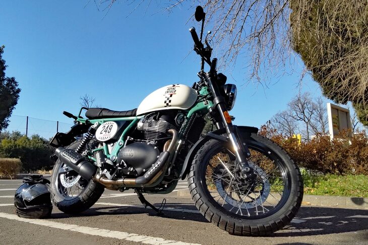 井の頭公園の駐車場にて。都内のバイク駐車場事情もずいぶんと改善された昨今、記者もよく、井の頭公園や高円寺駅のガード下、宮下公園の駐車場などにバイクを止めては、散策や買い物を楽しんでいる。違法駐車はダメ。ゼッタイ。