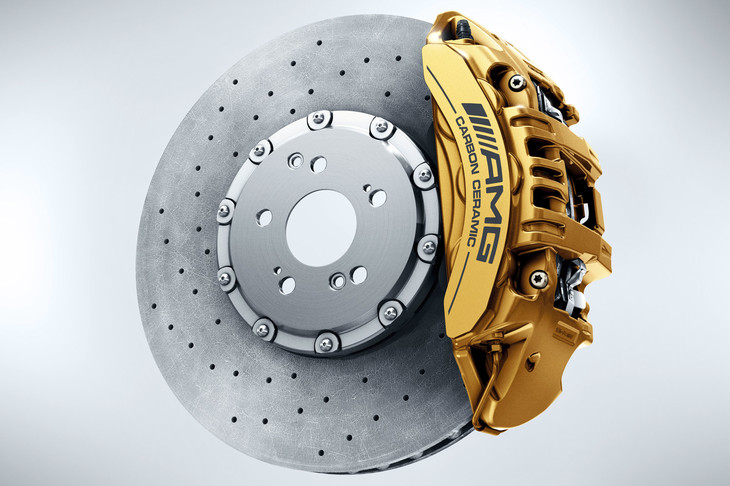 性能の向上に伴いブレーキディスクも複雑化。2重構造としたり、スリットを刻んだり穴を開けたりするなどして、放熱性の向上が図られている。また、素材にカーボンセラミックを用いたものも登場している。写真は2018年型「メルセデスAMG C63S」に採用されたカーボンセラミックブレーキ。