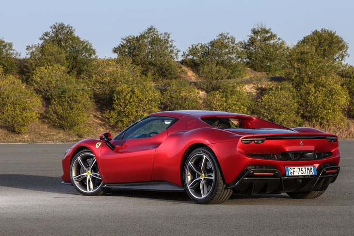 「SF90」に次いで登場したフェラーリのPHEV「296GTB」。ポジション的には既存のV8ミドシップ系のモデルに近い位置にあるが、フェラーリの関係者は今回の試乗会においても、「『F8トリブート』の後継ではない、全く新しいモデル」と説明していた。