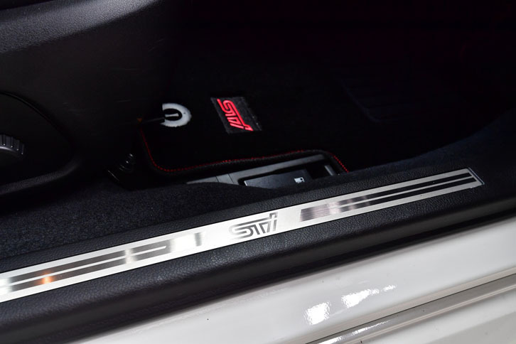 標準で備わるSTIロゴ入りステンレス製サイドシルプレート。