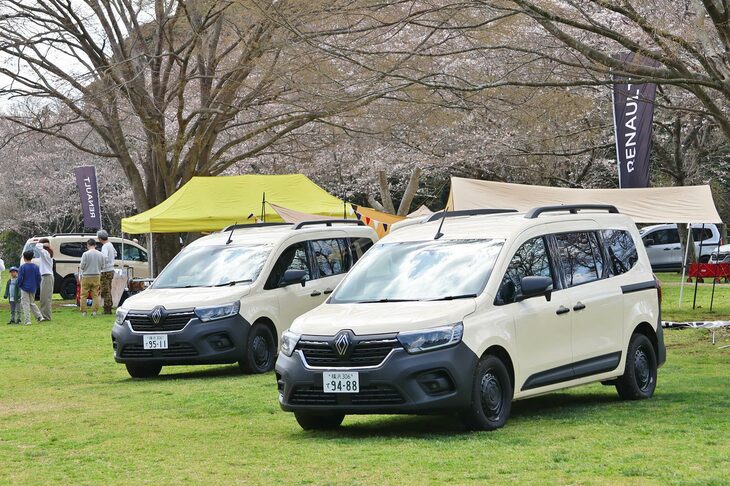 ルノー・ジャポンは、最新の「カングー」であり、待望の7人乗り仕様でもある「グランカングー クルール」をファンにじっくりチェックしてもらうべく、貴重な限定車を2台も展示していた。筆者も同車をお借りして現地取材に出向いたのだが、全長もホイールベースも車重も異なるカングーとグランカングーでは、乗り味が大きく異なるのも印象的。後者はよりおっとりした乗り味であり、どこか2代目カングーの自然吸気エンジン車をほうふつさせるものだった。