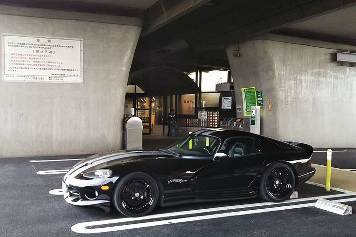 外環自動車道の新倉パーキングエリアにて休憩中の「バイパー」。同PAは、2018年12月までリニューアル工事のために閉鎖されていた。新装開店後に訪れたのは、今回が初である。