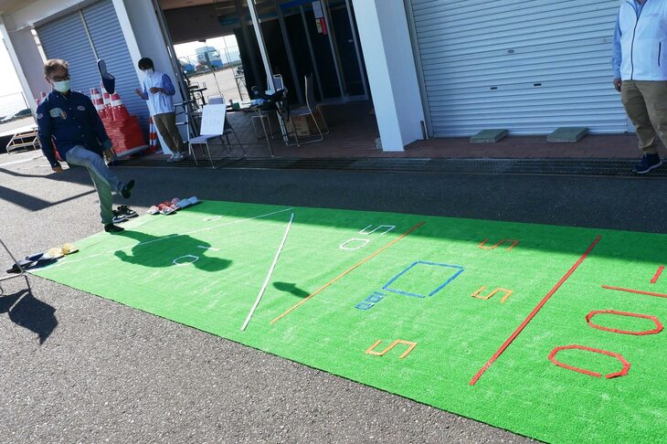 会場では、ステージイベント以外にもユニークな催しを多数用意。こちらは湘南で行われる「ビーサン飛ばし」をアレンジした「スリッパ飛ばし」のコーナー。もちろん参加費は無料だ。