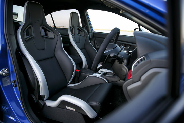 バケットタイプのレカロ製フロントシート。表皮には高級なセミアニリンレザーが採用されている。