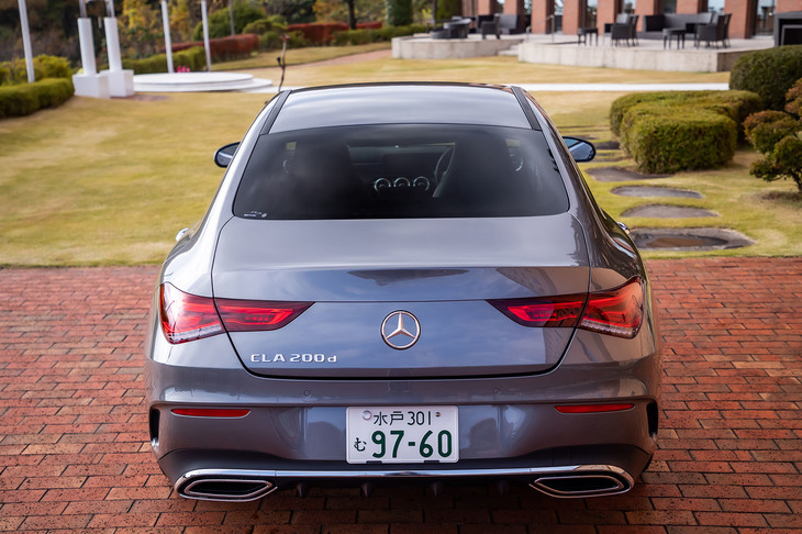 上級モデル「CLS」を思わせる「CLA」のフォルム。テールランプは、ボディーラインと一体化したデザインになっている。