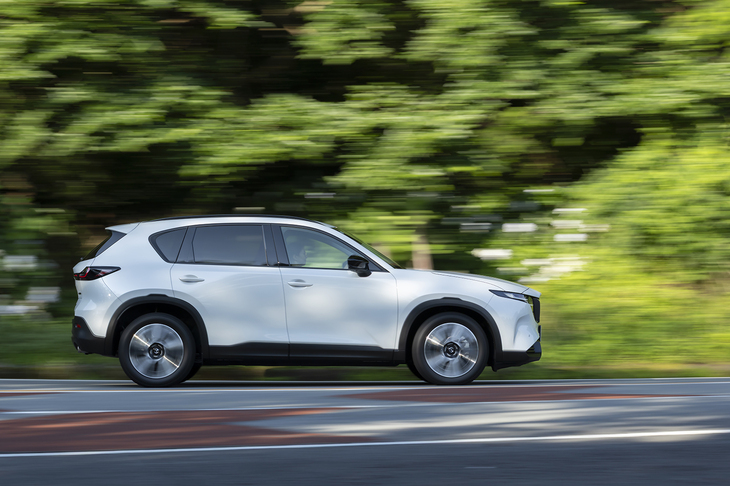 【マツダCX-5 Gのスペック】
	ボディーサイズ：全長×全幅×全高＝4690×1860×1695mm／ホイールベース：2815mm／車重：1670kg／駆動方式：FF／エンジン：2.5リッター直4 DOHC 16バルブ／モーター：交流同期電動機／トランスミッション：6段AT／エンジン最高出力：178PS（131kW）/6000-6200rpm／エンジン最大トルク：237N・m（24.2kgf・m）/3800-4000rpm／モーター最高出力：6.5PS（4.8kW）/1000rpm／モーター最大トルク：60.5N・m（6.2kgf・m）/100rpm／タイヤ：（前）225/55R19 99V XL／（後）225/55R19 99V XL（ブリヂストン・アレンザ001）／燃費：15.2km/リッター（WLTCモード）／価格：357万5000円
	
	【取材時の燃費データ】
	テスト距離：285.2km（市街地1：高速道路8：山岳路1）／使用燃料：24.2リッター（レギュラーガソリン）／参考燃費：11.8km/リッター（満タン法）／12.0km/リッター（車載燃費計計測値）」