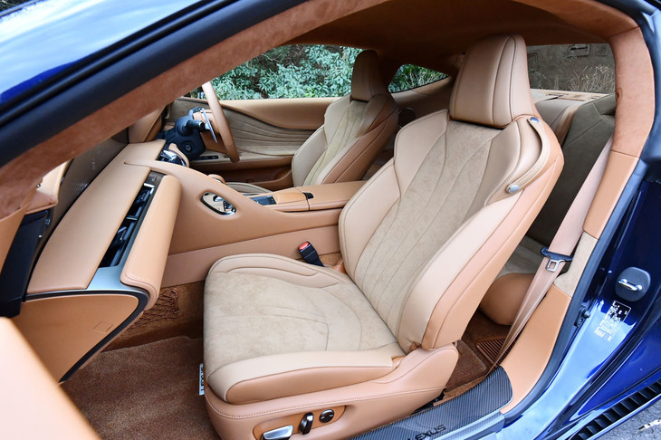 専用サイドサポートに加え、表皮一体の発泡工法で着座時の安定感を高めたというフロントシート。「LC」では全モデルのフロントシートに、ベンチレーションとヒーター機能が標準で備わっている。