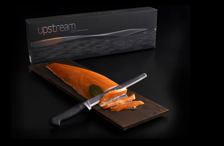 チェラーティ氏が主宰するアップストリーム・イタリアーナ社のスモークド・サーモン。高級食材店＆食堂がターゲットだけあって、パッケージもモダンである。