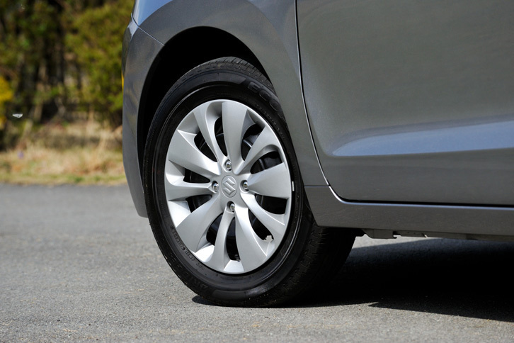 タイヤサイズは「XG」が175/65R15、「XT」が185/55R16。タイヤサイズの違いに加え、ダンパーの減衰力も両モデルで異なる。