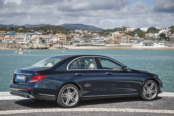 ボディーサイズは全長4923×全幅1852×全高1468mm。従来型と比較して全長が43mm延びた（欧州仕様同士の比較）。