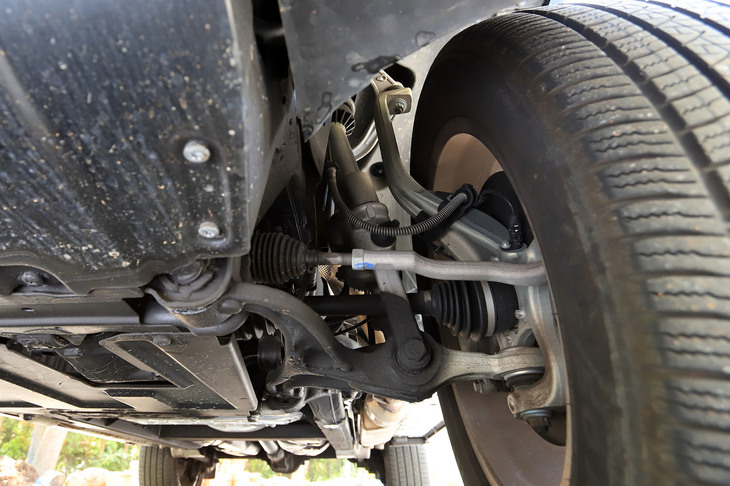 「Gクラス」のフロントの足まわり。現行型ではフロントサスペンションがダブルウイッシュボーン式の独立懸架となり、ステアリング機構もリサーキュレーティングボール式からラック＆ピニオン式に変更された。