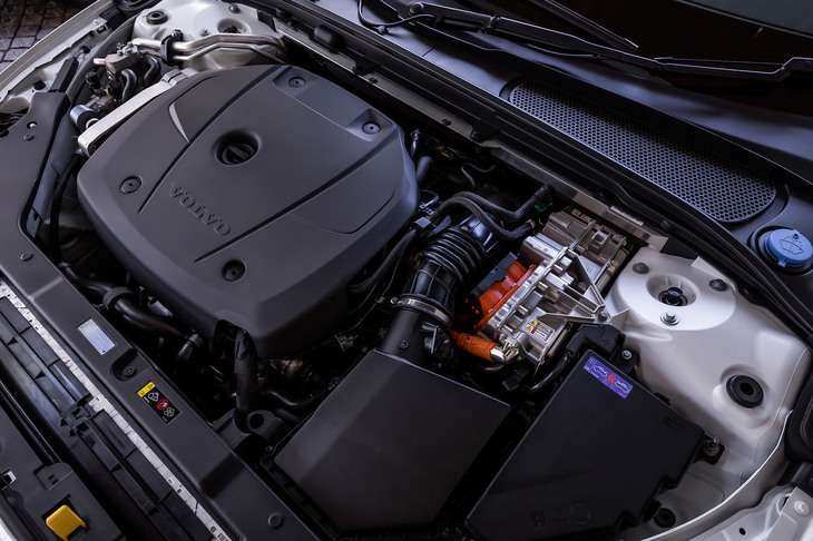 「T8」のパワーユニットは、2リッター直4ターボ＋スーパーチャージャー＋電気モーターで、これに外部充電が可能なリチウムイオンバッテリーが組み込まれる。エンジンの最高出力は318PS、モーターはフロントが同46PS、リアが同87PSとなる。