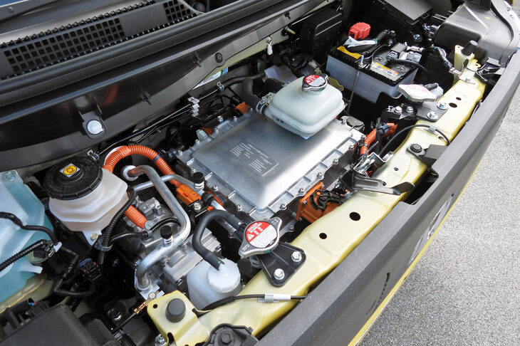 フロントに搭載されるモーターは、軽のターボ車を優に超える162N・mの最大トルクを発生。エンジン車より重いクルマ（N-VAN＜FF車＞が930～970kg、N-VAN eが1060～1140kg）をスムーズに加速させる。