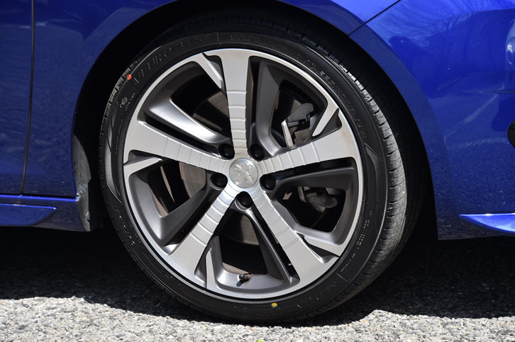 「DIAMANT」と名付けられた、18インチアルミホイール。タイヤは「ダンロップ・ビューロVE303」が組み合わされていた。