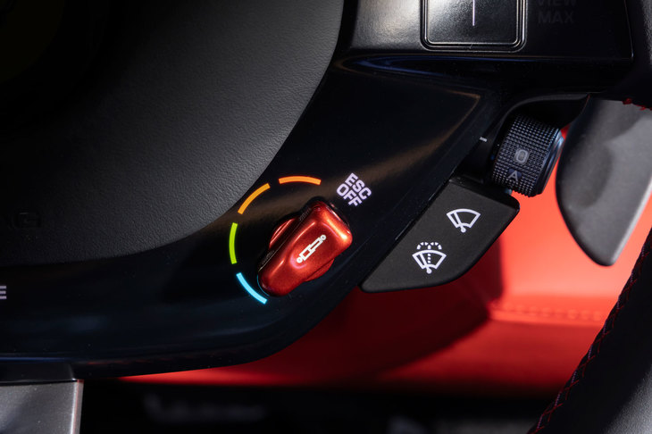ステアリングホイールに備わる「マネッティーノ」のコントローラー。「ウエット」「スポーツ」「レース」の3つのドライビングモードが選択できるほか、トラクションコントロールや横滑り防止装置をオフにすることもできる。