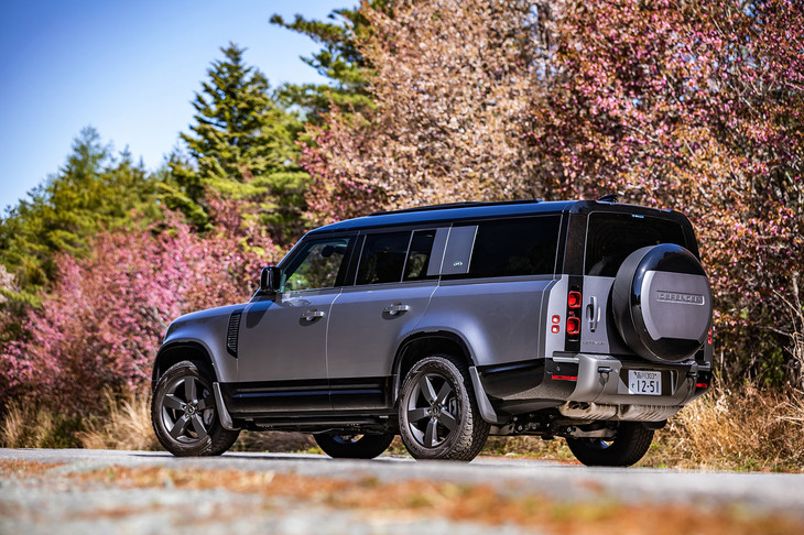 「ディフェンダー130 X-DYNAMIC HSE D300」の外装色は、写真の「アイガーグレイ」を含む全9色から選択できる。