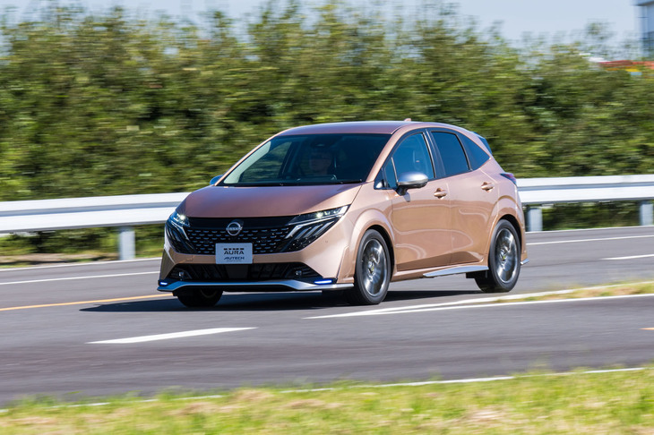 サスペンションのバネレートはフロントで30％、リアで40％強化し、車高は20mmダウン。ダンパーとバンプストップラバーは「ノート オーラNISMO」と同じ物を使っている。