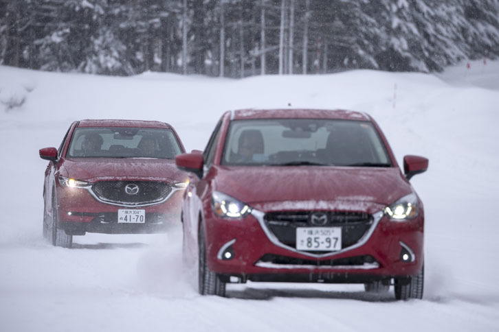 アクセルやブレーキが通常仕様の「デミオ」で雪上試乗を行うと、躍度コントロールのしやすさを実感できた。