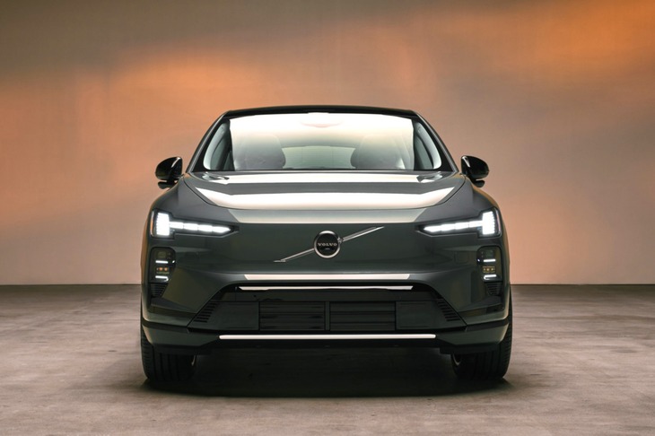 ボルボの新型電気自動車「EX60」のフロントマスク。