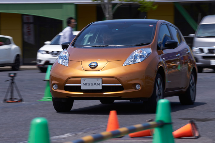 「ノート」に続いて、今回の主役「リーフ」でスタート。発進時から最大トルクを発生するEVの特性もあって、スタートダッシュはかなり鋭い。