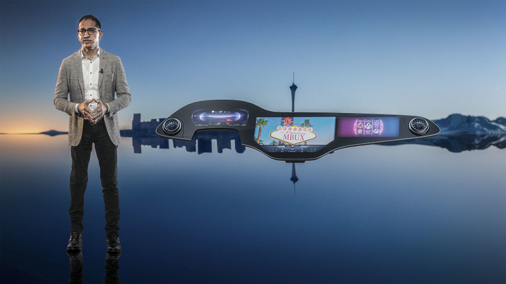 オールデジタル版となった「CES 2021」で。「MBUXハイパースクリーン」を解説するメルセデス・ベンツのサジャド・カーンCTO。