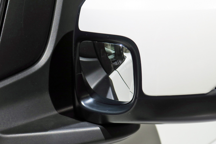 助手席側ドアミミラーの補助ミラー。ここに映った映像を反射する形で、左フロントフェンダー付近の様子がサイドビューサポートミラーに表示される。