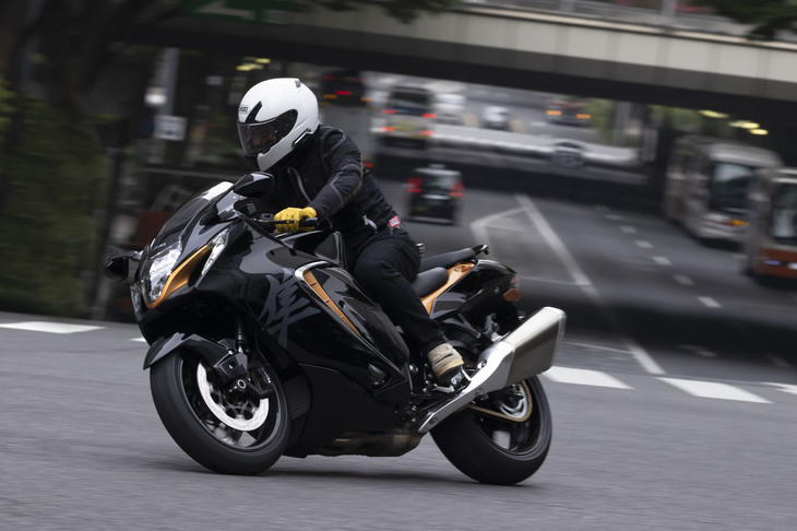 足まわりでは、フロントにKYB製倒立フロントフォークを採用。インナーチューブに摩擦を抑えるコーティングを施すことで、あらゆる速度域で良好な路面追従性を実現した。