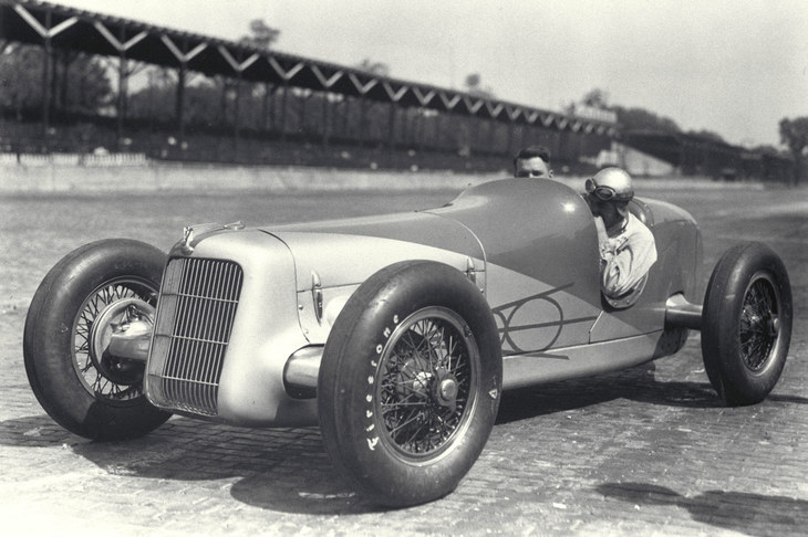 フォードの支援のもと、ミラー＆タッカーが製造したレーシングカー「ミラーフォードV8」。