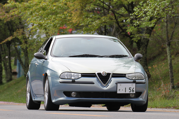 日本市場で最も成功したアルファのベルリーナであろう「156」。リアのドアノブを隠して2ドアっぽく見せる、今ではポピュラーになった手法は、思えばこの156がはしりだった。デビューは1997年のフランクフルトショーだから、もう20年も前……。