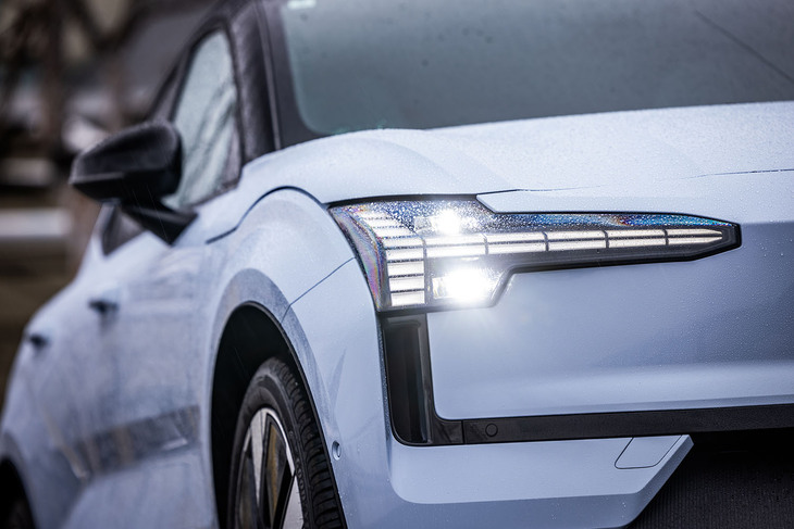 ヘッドランプには、ウインドスクリーン上部にあるカメラセンサーが対向車のヘッドライトや先行車両のリアランプを検知し、ハイビームからロービームに自動で切り替える「アクティブハイビーム」が組み込まれている。