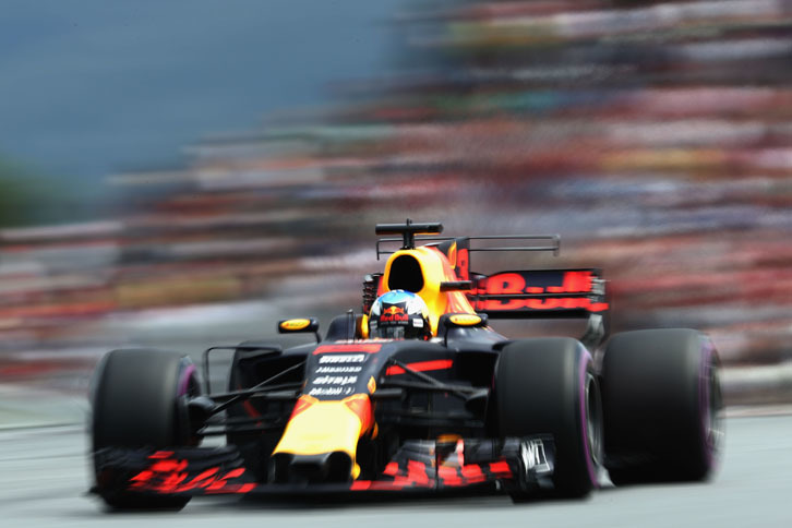 チームの名を冠したサーキットで、レッドブルはメルセデス、フェラーリに後れをとった。オランダから応援団が大挙してやってきたマックス・フェルスタッペンは、5番グリッドからスタートの混乱に巻き込まれリタイアを喫するも、前戦アゼルバイジャンGPで今季初優勝をあげたリカルド（写真）は、4番グリッドからスタートで3位に上昇。終盤はハミルトンの猛攻にあうもなんとかそのポジションを守り切った。これで5戦連続の表彰台となる。（Photo=Red Bull Racing）