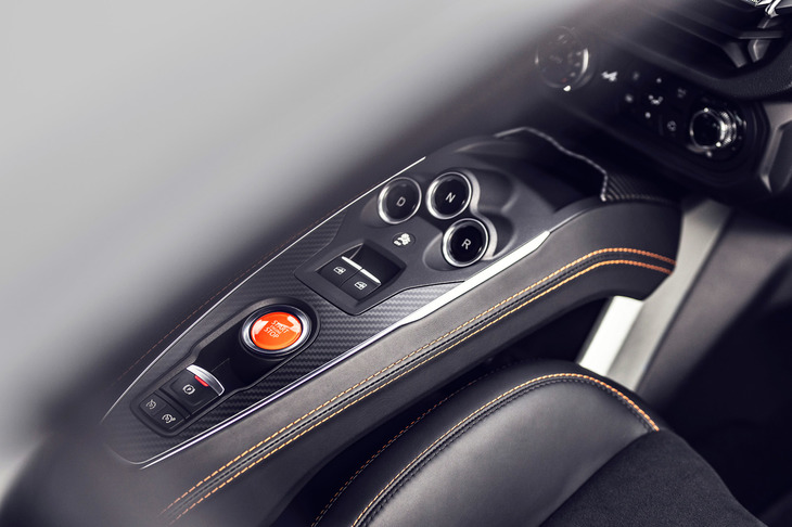 センターコンソールに備わるボタン式のシフトセレクター。トランスミッションは標準車と同じ、ゲトラグ製の7段デュアルクラッチ式ATが搭載される。