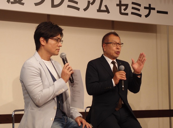 クルマ好きとしても知られる安東アナウンサー（写真左）とともにCASEについて語る菰田 潔さん（右）。「運転支援システムに使われている最新のカメラやレーダーも、汚れてしまったら役に立ちません。日ごろから『クリンビュー』できれいにしておかないとね！」などとコメントし、笑いを誘った。