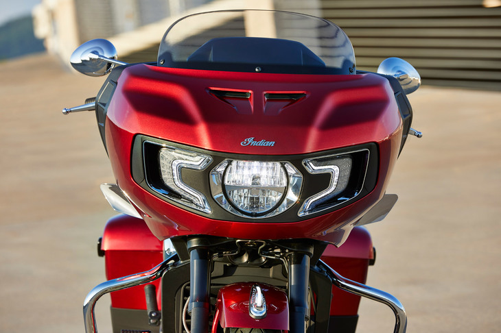 フレームにマウントされたフロントカウル。プレスラインや中央のエアダクトなど、マッスルカーのボンネットを思わせる意匠が見て取れる。