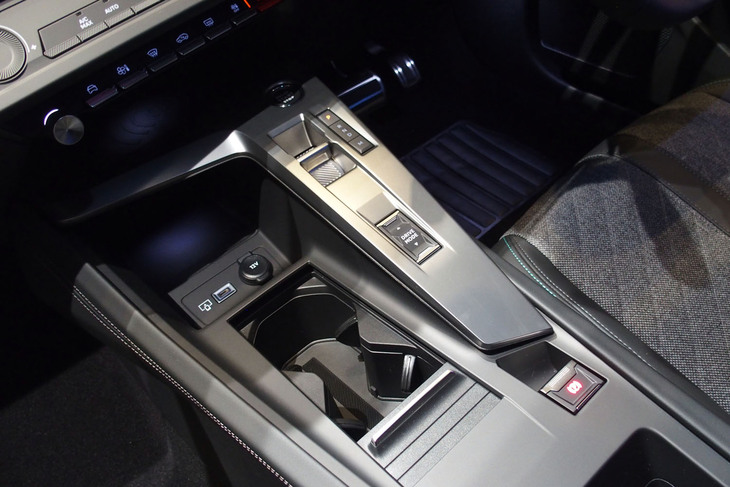 「408」のセンターコンソール。エンジンのスタート／ストップボタンやスイッチ式のシフトセレクターが、ドライバーサイドに配置される。